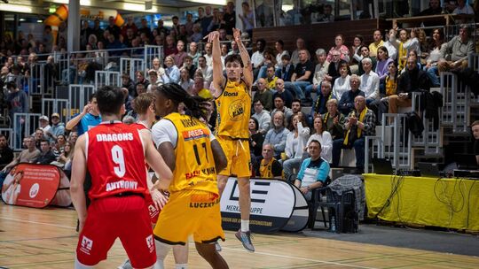 Der große Wurf ist ausgeblieben: Tyrel Maurice Morgan (11) und Gian Aydinoglu (4) haben mit den Knights gegen die Dragons verlor Der große Wurf ist ausgeblieben: Tyrel Maurice Morgan (11) und Gian Aydinoglu (4) haben mit den Knights gegen die Dragons verlor