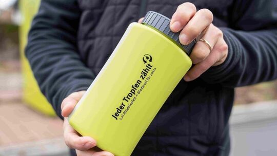 „Jeder Tropfen zählt“: Die Sammelflasche für alte Speiseöle und Fette gibt es im Pfandsystem. Foto: pr „Jeder Tropfen zählt“: Die Sammelflasche für alte Speiseöle und Fette gibt es im Pfandsystem. Foto: pr