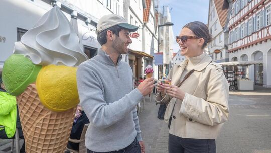 In der Kirchheimer Innenstadt sieht man Straße rauf und Straße runter bunt gefüllte Eiswaffeln. Fotos: Carsten Riedl In der Kirchheimer Innenstadt sieht man Straße rauf und Straße runter bunt gefüllte Eiswaffeln. Fotos: Carsten Riedl