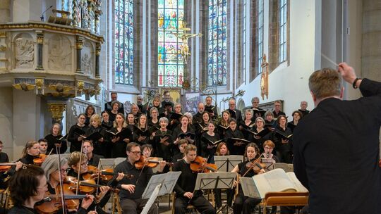 Die Capella Martini und der Kirchheimer Kammerchor unter der Leitung von Ralf Sach. Foto: Fabian Bögershausen Die Capella Martini und der Kirchheimer Kammerchor unter der Leitung von Ralf Sach. Foto: Fabian Bögershausen