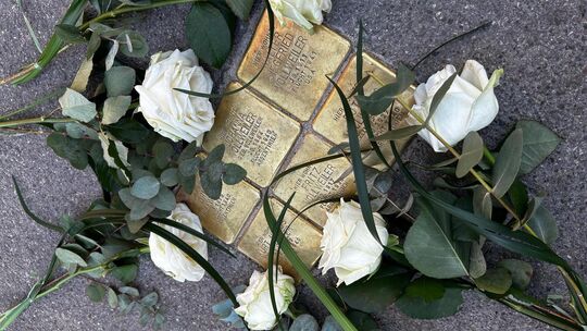 Sechs Stolpersteine erinnern jetzt am Ziegelwasen an Familie Vollweiler. Die Nachkommen haben weiße Rosen um die Steine gelegt. Sechs Stolpersteine erinnern jetzt am Ziegelwasen an Familie Vollweiler. Die Nachkommen haben weiße Rosen um die Steine gelegt.