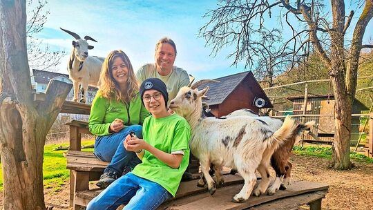Tina und Thomas Löffler genießen in Reichenbach mit ihrem Sohn ihr kleines Paradies. Foto: Frederic Feicht Tina und Thomas Löffler genießen in Reichenbach mit ihrem Sohn ihr kleines Paradies. Foto: Frederic Feicht