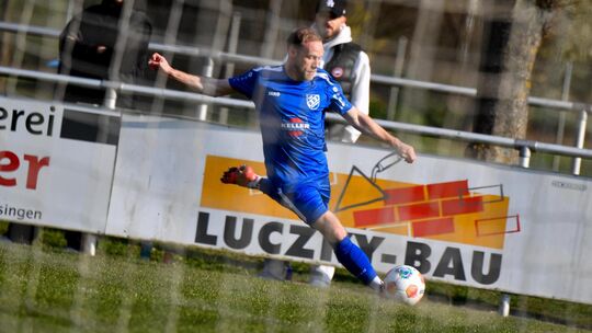 Die Jesinger Bezirksligakicker nehmen Maß - aufs Tor und den Klassenerhalt. Foto: Markus Brändli Die Jesinger Bezirksligakicker nehmen Maß - aufs Tor und den Klassenerhalt. Foto: Markus Brändli