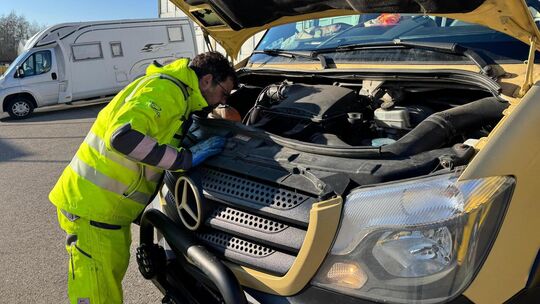 Konstantinos Satrazanis hatte bei diesem Sprinter nur noch die Möglichkeit, den Abschleppdienst zu rufen. Fotos: pr Konstantinos Satrazanis hatte bei diesem Sprinter nur noch die Möglichkeit, den Abschleppdienst zu rufen. Fotos: pr