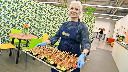 Maultaschen am Spieß: Viola Stocker serviert den schwäbischen Klassiker mal anders. Foto: Roberto Bulgrin Maultaschen am Spieß: Viola Stocker serviert den schwäbischen Klassiker mal anders. Foto: Roberto Bulgrin