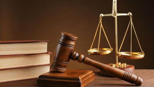 Die verhängten Strafen sind recht milde: zweimal zehn Monate, einmal zwölf Monate Haft – jeweils zur Bewährung ausgesetzt. Symb Die verhängten Strafen sind recht milde: zweimal zehn Monate, einmal zwölf Monate Haft – jeweils zur Bewährung ausgesetzt. Symb