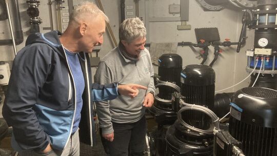 Stadtwerke-Geschäftsführer Martin Zimmert und Bädermanagerin Tina Steinrück inspizieren die neuen Pumpen, die für einen reibungs Stadtwerke-Geschäftsführer Martin Zimmert und Bädermanagerin Tina Steinrück inspizieren die neuen Pumpen, die für einen reibungs