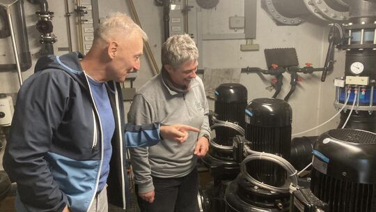 Stadtwerke-Geschäftsführer Martin Zimmert und Bädermanagerin Tina Steinrück inspizieren die neuen Pumpen, die für einen reibungs Stadtwerke-Geschäftsführer Martin Zimmert und Bädermanagerin Tina Steinrück inspizieren die neuen Pumpen, die für einen reibungs