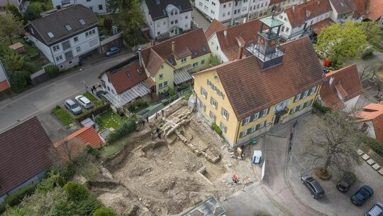 Die Drohnenaufnahme zeigt die Mauerreste: Die Stadtmauer in Verlängerung der Rückwand des Rathauses sowie die Kellermauern, die Die Drohnenaufnahme zeigt die Mauerreste: Die Stadtmauer in Verlängerung der Rückwand des Rathauses sowie die Kellermauern, die