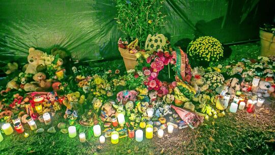 Viele Menschen legten nach dem Tod der Mutter und ihrer beiden Söhne an der Unfallstelle in Esslingen-Weil Blumen, Kerzen und Er Viele Menschen legten nach dem Tod der Mutter und ihrer beiden Söhne an der Unfallstelle in Esslingen-Weil Blumen, Kerzen und Er