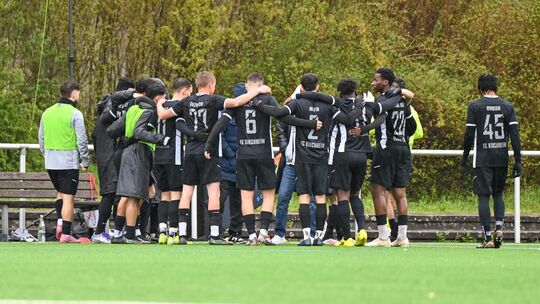 Gemeinsam stark: Furore-Aufsteiger FC Kirchheim bekommt es am Sonntag mit Liga-Dominator VfB Neuffen zu tun. Foto: Markus Brändl Gemeinsam stark: Furore-Aufsteiger FC Kirchheim bekommt es am Sonntag mit Liga-Dominator VfB Neuffen zu tun. Foto: Markus Brändl