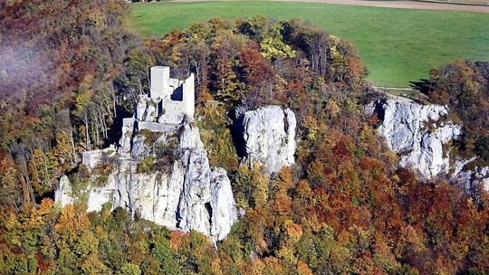 Naturparadies und Kletter-Dorado: Die Ruine Reußenstein oberhalb von Neidlingen ist umgeben von Felsformationen, die einen schüt Naturparadies und Kletter-Dorado: Die Ruine Reußenstein oberhalb von Neidlingen ist umgeben von Felsformationen, die einen schüt