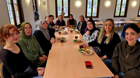 Jeden Mittwoch steht im Mehrgenerationenhaus Linde ein internationales Frauenfrühstück auf dem Programm. Fatma Gerlach (2. von l Jeden Mittwoch steht im Mehrgenerationenhaus Linde ein internationales Frauenfrühstück auf dem Programm. Fatma Gerlach (2. von l
