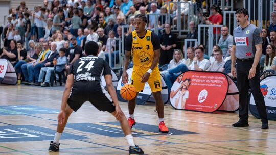 Chuck Harris (rechts) war am Samstagabend noch einer der Lichtblicke in einer insgesamt schwachen Kirchheimer Mannschaft gegen d Chuck Harris (rechts) war am Samstagabend noch einer der Lichtblicke in einer insgesamt schwachen Kirchheimer Mannschaft gegen d