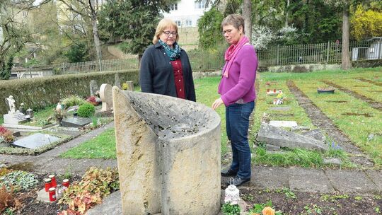 Pfarrerin Irene Palm (links) und Pastoralreferentin Susanne Herzog stehen am Gedenkstein für Sternenkinder auf den Ebershaldenfr Pfarrerin Irene Palm (links) und Pastoralreferentin Susanne Herzog stehen am Gedenkstein für Sternenkinder auf den Ebershaldenfr