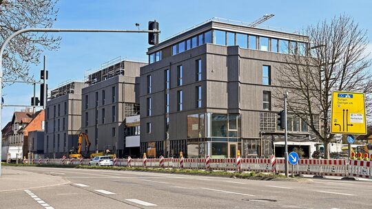 Das Nürtinger Hotel am Neckarufer reiht sich in drei Baukörpern entlang der Bundesstraße auf. Foto: Markus Brändli Das Nürtinger Hotel am Neckarufer reiht sich in drei Baukörpern entlang der Bundesstraße auf. Foto: Markus Brändli