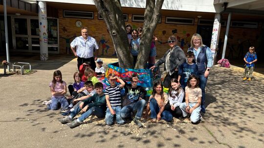 Schon kurz nach ihrer Einweihung umlagert: Mit den Kids freuen sich über die neue Bank Robert Pfnür, Sabine Fleischmann und Ingr Schon kurz nach ihrer Einweihung umlagert: Mit den Kids freuen sich über die neue Bank Robert Pfnür, Sabine Fleischmann und Ingr