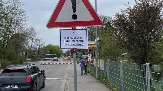Bei der Baustelle hinter dem Bahnübergang in der Dettinger Straße kommt es regelmäßig zu gefährlichen Situationen. Foto: Antje D Bei der Baustelle hinter dem Bahnübergang in der Dettinger Straße kommt es regelmäßig zu gefährlichen Situationen. Foto: Antje D