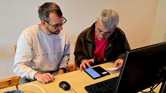 Markus Buck (links) von der Diakonischen Bezirksstelle Kirchheim erklärt Vahap die Nutzung einer App zur Wohnungssuche. Foto: Ka Markus Buck (links) von der Diakonischen Bezirksstelle Kirchheim erklärt Vahap die Nutzung einer App zur Wohnungssuche. Foto: Ka