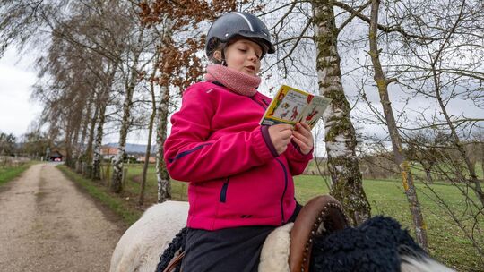 Auf dem Rücken eines Pferdes lässt sich wunderbar lesen. Foto: Ralf Just Auf dem Rücken eines Pferdes lässt sich wunderbar lesen. Foto: Ralf Just