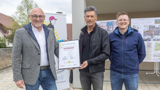 Kirchheims ehemaliger Erster Bürgermeister und AGFK-BW-Vorsitzender Günter Riemer überreichte den Gutschein an Dettingens Bürger Kirchheims ehemaliger Erster Bürgermeister und AGFK-BW-Vorsitzender Günter Riemer überreichte den Gutschein an Dettingens Bürger