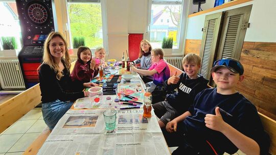 Sina Nietz-Vialis (links) leitet die offene Kinder- und Jugendarbeit, die es in Bissingen seit 2024 gibt. Foto: Katja Eisenhard Sina Nietz-Vialis (links) leitet die offene Kinder- und Jugendarbeit, die es in Bissingen seit 2024 gibt. Foto: Katja Eisenhard