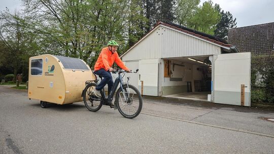 Mit seinem selbstgebauten Mini-Wohnwagen fürs E-Bike ist Jürgen Lutz immer wieder auf längeren Fahrten durchs Land unterwegs. F Mit seinem selbstgebauten Mini-Wohnwagen fürs E-Bike ist Jürgen Lutz immer wieder auf längeren Fahrten durchs Land unterwegs. F