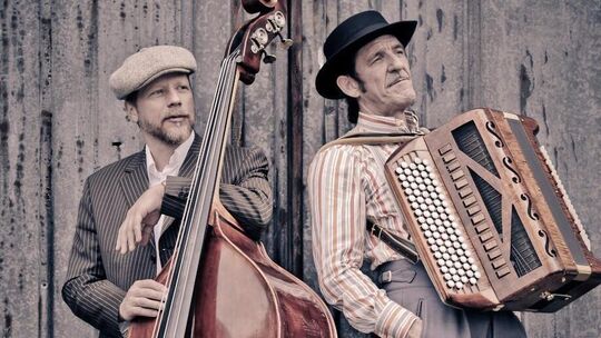 Laurent Leroi am Akkordeon und Michael Herzer am Kontrabass bringen im Club Bastion in Kirchheim den Zuhörerinnen und Zuhörern a Laurent Leroi am Akkordeon und Michael Herzer am Kontrabass bringen im Club Bastion in Kirchheim den Zuhörerinnen und Zuhörern a