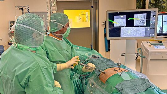 Chefarzt Thomas Kaminski und Oberarzt Qendrim Pllana bei der weltweit ersten Operation dieser Art. Foto: Medius Kliniken Chefarzt Thomas Kaminski und Oberarzt Qendrim Pllana bei der weltweit ersten Operation dieser Art. Foto: Medius Kliniken