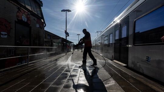 Im Kampf gegen den Dreck auf dem Bahnsteig kamen schwere Geschütze zum Einsatz. Foto: Carsten Riedl Im Kampf gegen den Dreck auf dem Bahnsteig kamen schwere Geschütze zum Einsatz. Foto: Carsten Riedl
