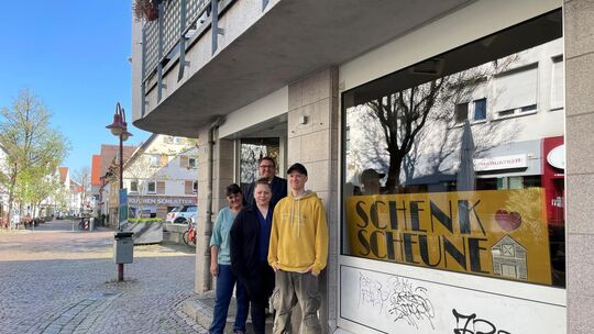 Anke Feyrer, Tim und Kathi Baur sowie Untervermieter Michael Kneile freuen sich auf die Eröffnung am 2. Mai. Foto: Antje Dörr Anke Feyrer, Tim und Kathi Baur sowie Untervermieter Michael Kneile freuen sich auf die Eröffnung am 2. Mai. Foto: Antje Dörr
