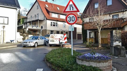 An dieser Engstelle auf der Aichelberger Straße gilt Tempo 30 in Holzmaden, weiter oben ist es nicht mehr möglich. Archivfoto: An dieser Engstelle auf der Aichelberger Straße gilt Tempo 30 in Holzmaden, weiter oben ist es nicht mehr möglich. Archivfoto: