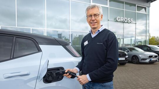 Wolfgang Gross verkauft aktuell mehr Elektroautos als vor dem Iran-Krieg. Foto: Carsten Riedl Wolfgang Gross verkauft aktuell mehr Elektroautos als vor dem Iran-Krieg. Foto: Carsten Riedl