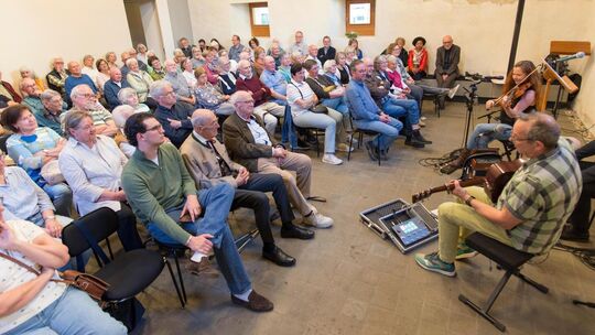 Konzert und Lesung zum Jubiläum „25 Jahre Alt-Owen“ in der Bernhardskapelle mit Gudrun Walter (links) und Jürgen Treyz (Musik) u Konzert und Lesung zum Jubiläum „25 Jahre Alt-Owen“ in der Bernhardskapelle mit Gudrun Walter (links) und Jürgen Treyz (Musik) u
