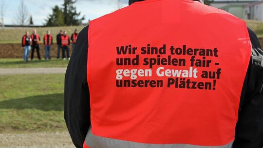 Der Aufruf auf der Weste hat am Freitag in Altdorf nicht gefruchtet - TSVA und TSV Oberensingen sorgten für ein skandalträchtige Der Aufruf auf der Weste hat am Freitag in Altdorf nicht gefruchtet - TSVA und TSV Oberensingen sorgten für ein skandalträchtige