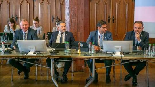Eine lange Liste an Sparvorschlägen haben die Esslinger Bürgermeister im Gemeinderat am Montag präsentiert. Foto: Roberto Bulgri Eine lange Liste an Sparvorschlägen haben die Esslinger Bürgermeister im Gemeinderat am Montag präsentiert. Foto: Roberto Bulgri