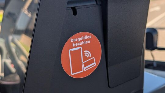 Bargeldloses Bezahlen ist in allen Bussen mit diesen Aufklebern möglich. Foto: pr Bargeldloses Bezahlen ist in allen Bussen mit diesen Aufklebern möglich. Foto: pr