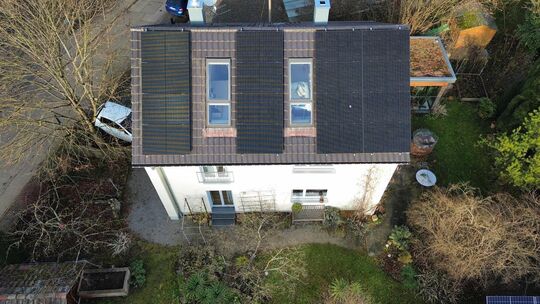 Neue Anlage auf altem Dach: Der Ertrag stieg bei gleicher Fläche um mehr als das 3,4-Fache. Foto: pr Neue Anlage auf altem Dach: Der Ertrag stieg bei gleicher Fläche um mehr als das 3,4-Fache. Foto: pr