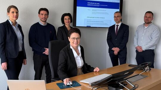 Justizministerin Marion Gentges (sitzend) mit dem Projektteam bei der Einführung der Online-Klage. Foto: pr Justizministerin Marion Gentges (sitzend) mit dem Projektteam bei der Einführung der Online-Klage. Foto: pr