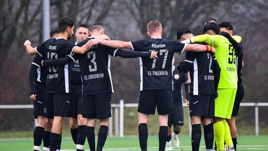 Zusammenhalt allein wird nicht reichen: Der FC Kirchheim ist im Kampf um Platz zwei auch auf Schützenhilfe und Patzer der Konkur Zusammenhalt allein wird nicht reichen: Der FC Kirchheim ist im Kampf um Platz zwei auch auf Schützenhilfe und Patzer der Konkur