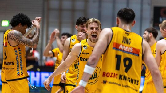 Grenzenloser Jubel in gelb: Die Knights um Kapitän Lucas Mayer feiern den Halbfinaleinzug. Foto: Nina Sander Grenzenloser Jubel in gelb: Die Knights um Kapitän Lucas Mayer feiern den Halbfinaleinzug. Foto: Nina Sander
