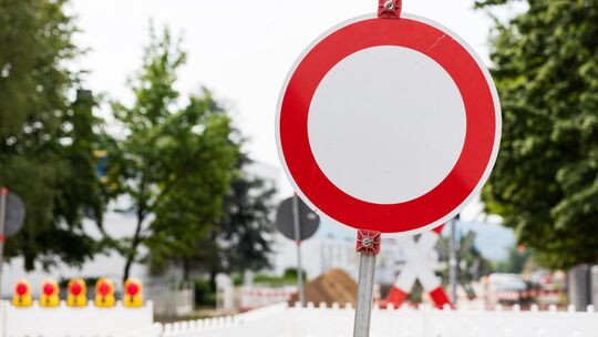 Straßensperrung. Symbolbild stock.adobe.com Straßensperrung. Symbolbild stock.adobe.com