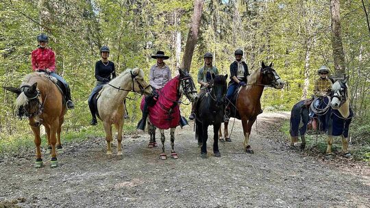 Die teilnehmenden Reiterinnen und Reiter erkunden auf einem beschilderten, circa 21 Kilometer langen Ritt die Umgebung rund um d Die teilnehmenden Reiterinnen und Reiter erkunden auf einem beschilderten, circa 21 Kilometer langen Ritt die Umgebung rund um d