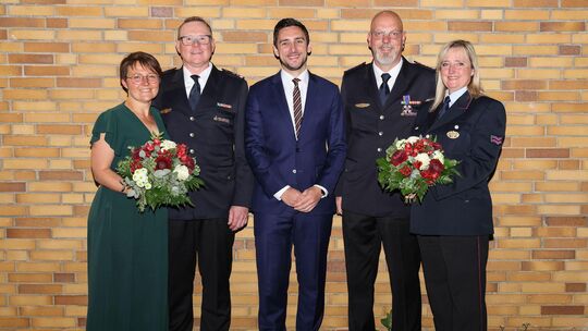 Thomas Weil (2. von links mit Ehefrau Melanie Weil) übernimmt bei der Bissinger Feuerwehr den Posten des Kommandanten von seinem Thomas Weil (2. von links mit Ehefrau Melanie Weil) übernimmt bei der Bissinger Feuerwehr den Posten des Kommandanten von seinem