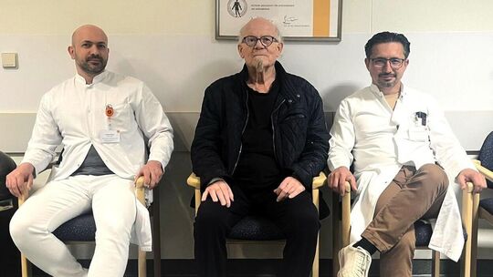 Von links: Leitender Oberarzt Ahmed Alkooja, der erste Patient, der am Klinikum Esslingen mit dem neuen Verfahren operiert wurde Von links: Leitender Oberarzt Ahmed Alkooja, der erste Patient, der am Klinikum Esslingen mit dem neuen Verfahren operiert wurde