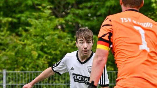 Paul Madl wagt ein Tänzchen mit Altdorfs Keeper Daniel Lübeck – am Ende hatten die Neidlinger im Kellerduell mit 2:0 die Nase vo Paul Madl wagt ein Tänzchen mit Altdorfs Keeper Daniel Lübeck – am Ende hatten die Neidlinger im Kellerduell mit 2:0 die Nase vo