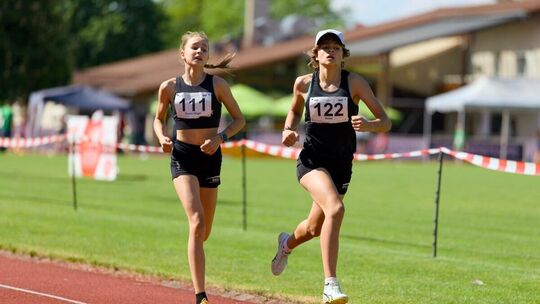 Melinda Denes-Hügel (li.) und Juli Göser lieferten sich nicht nur über 800 Meter ein enges Rennen. Foto: Felix Grüb Melinda Denes-Hügel (li.) und Juli Göser lieferten sich nicht nur über 800 Meter ein enges Rennen. Foto: Felix Grüb