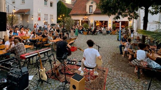 Sommerabende, handgemachte Musik und besondere Atmosphäre unter freiem Himmel gibt es am Wochenende mit Musiker Marc Water, der Sommerabende, handgemachte Musik und besondere Atmosphäre unter freiem Himmel gibt es am Wochenende mit Musiker Marc Water, der