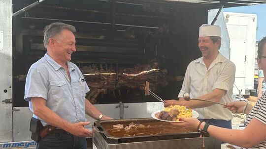 Das Herzstück des Festes: Vorsitzender Norbert Maier (links) gemeinsam mit dem Grillteam vor dem Ochsen am Spieß. Foto: Jule Stö Das Herzstück des Festes: Vorsitzender Norbert Maier (links) gemeinsam mit dem Grillteam vor dem Ochsen am Spieß. Foto: Jule Stö