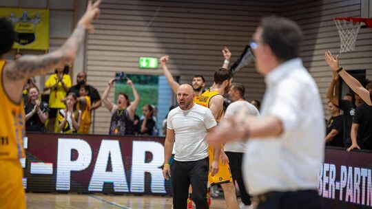 Geteilte Gefühlswelten: Knights-Sportchef Chris Schmidt und Gießens Coach Frenkie Ignjatovic (im Vordergrund) an einem denkwürdi Geteilte Gefühlswelten: Knights-Sportchef Chris Schmidt und Gießens Coach Frenkie Ignjatovic (im Vordergrund) an einem denkwürdi